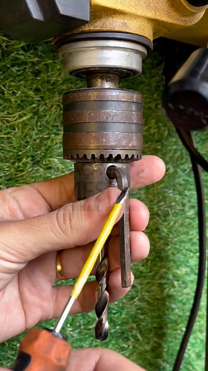 The trick to loosen a drill chuck when you lose the key The simple method that frees a stuck chuck in seconds. #USA #WorkshopHack #ToolFix | Experts DIY