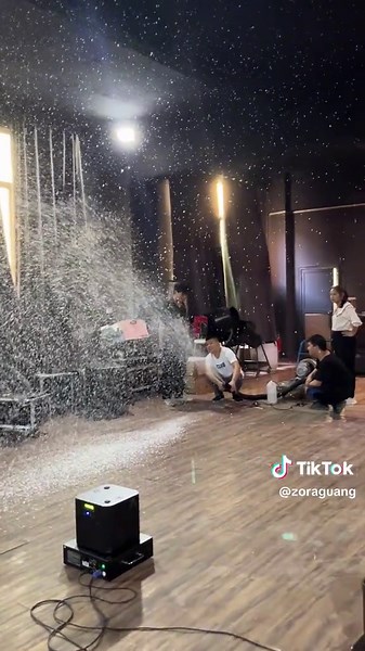 Snow machine ❄️ ❄️ #snowmachine #snowday #snowfall #snowmaker #snowmakers #event #club #stageequipment #partyequipment