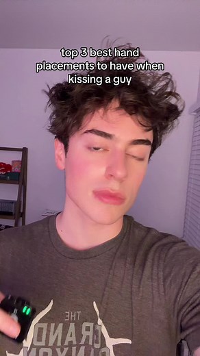 hand placement makes all the difference while kissing ☝🏼 #creatorsearchinsights