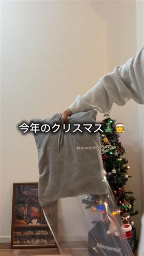 Memento(メメント) on Instagram: "今年のクリスマス、大切な人に贈りたくなるパーカー🎄🎅 25AW Christmas Collection 🎄 【Logo Hoodie】 2025.12.18 (Thu) 20:00 Release Color : Black / Navy / Gray / Red Size : M / L Price : ¥8,900-(tax in) WOMEN’S MODEL：164cm（Mサイズ着用） #ノームコア #シティボーイ #シティガール #シティーボーイファッション"