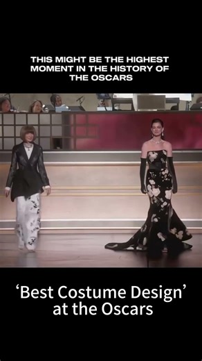 Anna Wintour and Anne Hathaway presenting the award for “Best Costume Design” at the Oscars🔥