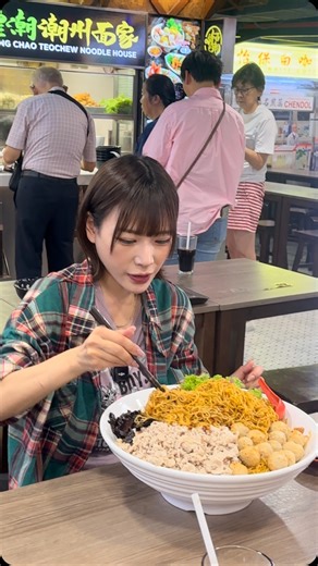 “Ebimayo takes on another Singaporean local food challenge: a massive 4kg bowl of minced pork noodles! Will she conquer it all?” #FoodChallenge #SingaporeEats #MincedPorkNoodles #EbimayoEats #FoodieAdventure #4kgChallenge #EpicMealTime #LocalDelights #FoodieGoals | Food League SG