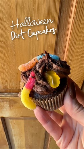 Chocolate cupcakes, Oreo ‘dirt,’ and gummy worms… because who says spooky treats can’t be adorable and delicious? 🕷️🍫🧡 #halloweendirtcupcakes #halloweentreats #funfood 🔗 https://amandascookin.com/halloween-dirt-cupcakes/ | Things I Love