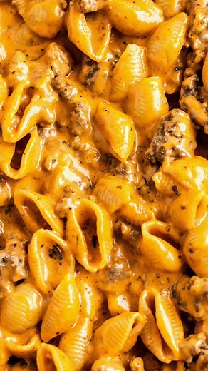 Easy and oh-so-cheesy, this homemade hamburger helper recipe is a one-pot meal ready in just 30 minutes! Every bite features tender pasta and savory ground beef smothered in a rich, creamy tomato and cheese sauce. 🤤 This homemade comfort food dinner brings all the nostalgic flavors of the boxed kind, but with a richer, fresher taste. 🧀 GET THE RECIPE: https://thenovicechefblog.com/homemade-hamburger-helper/ ✨Read The Reviews✨ ✨Currently eating a bowl of this right now and it’s SOOOOO GOOD! Qui