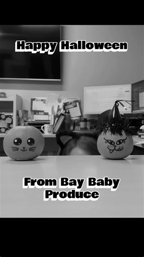 🖤🎃✨ Happy Halloween, or should we say Happy Meowlloween!✨🎃🖤 Feeling all the spooky-fun vibes today — painted pumpkins, twinkly lights, and letting my inner child run wild. 👻🧡 Sometimes it’s the simple things that make the season so magical. 🍂🎨 Eat the candy, laugh a little louder, and enjoy the moment. 🕸️💜 #HalloweenVibes #BayBabyProduce #PaintedPumpkins #Rerr #FallMagic #SpookySeason #pumpkinpatchpals #emokins | Bay Baby Produce