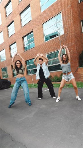 Inicio de septiembre y volvemos con los clásicos: Beso en la boca 💋😘 Etiquétenos en sus coreografías, queremos verlos👀 #elaxenuncamuere | Axé Bahia Oficial