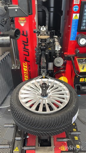 💡 Те интересира како изгледа целосна автоматизација на процесот на менување пневматици? Резервирај термин во Пнеуматик Премиум Центар 👉 https://pneumatik.mk/servis ☎️ 071 368 321 📩 centar@pneumatik.com.mk | PNEUMATIK