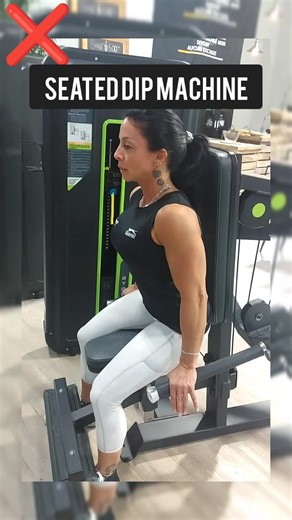 Apprends comment bien utiliser la seated dip machine avec notre motivatrice en chef Julie! #Gym #Proactif #Drummond #SeatedDipMachine #coach