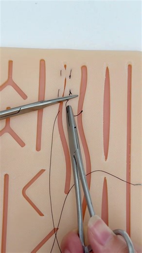 Medical students' late-night suturing practice.#suture#suturing#medstudent#medstudenttiktok#physicianassistant