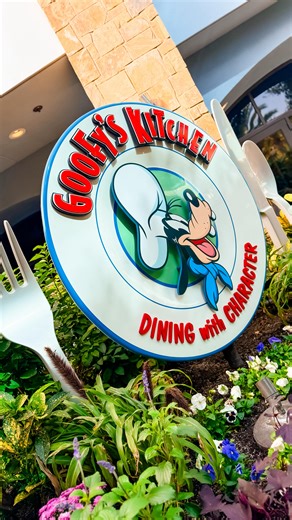 🥞✨ Breakfast with Goofy? Yes, please! ✨🥓 Goofy’s Kitchen is located at the Disneyland Hotel and it’s one of the most fun character dining experiences on property! This lively buffet brings together amazing food, playful energy, and some of your favorite Disney friends all in one place. 💲 Approximate cost: Breakfast usually runs around $50–$60 per adult and $30–$40 per child, plus tax and gratuity. (Prices can vary by season and availability.) 🐭 Characters you’ll meet: Goofy is the star of th