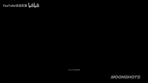 马斯克预警：留给旧世界的时间只剩2000天。视频太长，为了节约兄弟们的时间，以下是我们从这场对话中，提炼出的10个终极判断，并且制图！1. 倒计时：我们已经身处“奇点”内部马斯克定调：“我们正处于奇点之中，这是一场超音速海啸。”他给出的时间表让所有五年规划都显得可笑：2026年：AI智力超越最聪明的人类个体。3年内：Optimus机器人手术水平超越全球顶尖医生。2029年：AI智力超越全人类总和。2. 能源战争，东大正在“碾压”美国马斯克警告：芯片短缺是去年的事，明年的危机是变压器和电力。他一如既往地盛赞中国：“东大在能源基建上做得不可思议，他们正在把我们甩得连尾灯都看不见。”在算力的下半场，电就是货币，而中国握有最强的印钞机（特高压与光伏）。3. 职场大洗牌：白领先死，蓝领后死凡是不涉及“物理原子移动”的工作（Shaping Atoms），AI现在就能做一半，很快就能全做。白领（处理比特）首当其冲；蓝领（处理原子）会有短暂缓冲，直到3年后Optimus机器人大规模量产。届时，廉价劳动力优势将彻底归零。4. 经济学的终结，别存养老金了马斯克说：“别担心为20年后的退休存钱了，那毫无意义