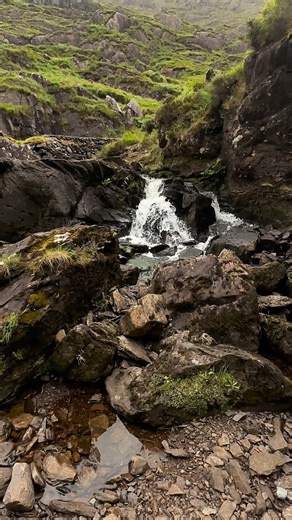 The Gap of Dunloe, also recorded as Bearna an Choimín, is a narrow mountain pass running north-south in County Kerry, Ireland, that separates the MacGillycuddy’s Reeks mountain range in the west, from the Purple Mountain Group range in the east. #gapofdunloe #killarneynationalpark #killarneytour #ringofkerry | Visit_Ireland_