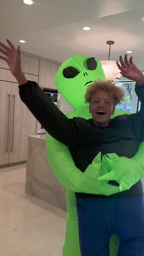 The inflatable alien pick me up costume is too funny 🤣👽🤣! #influu #tiktokmademebuyit #tiktokshop #alienpickmeup👽 #alienpickmeup #aliencostume #alienabductioncostume #funnyhalloweencostumes #funnyhalloweencostume