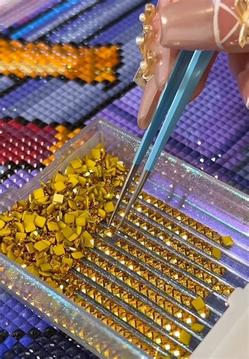 Need a sparkling escape? Relax with this Fairy Dust and Electro #diamondpainting #asmr 😌💎✨ Scoop up a kit for yourself to experience these calming sounds. Special thanks to @danni for sharing this dazzling video with us 💖