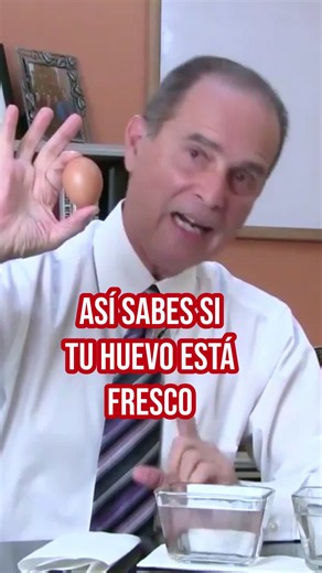 Aprende a evisar el estado de un huevo antes de cocinarlo. 🥚 Si se hunde y queda acostado, está fresco; si flota, ha acumulado aire y es mejor descartarlo. #MetabolismoTV #Cocina #Huevo