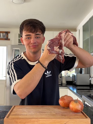 ¡Recetón! 🍽️ Entraña con salsa de puerros acompañada de cebollas rellenas junto a @tomyottaviano_🥩🧅 • Conseguí todos los productos para esta receta en todas nuestras Tiendas y en Coto Digital👨‍🍳 • 𝐼𝓃𝑔𝓇𝑒𝒹𝒾𝑒𝓃𝓉𝑒𝓈: • 1 entraña 🥩 • ⁠1 atado de puerro • ⁠1 cebolla mediana 🧅 • ⁠300ml de crema de leche • ⁠4ccdas de mostaza • ⁠Queso parmesano 🧀 Para el acompañamiento • 2 cebollas grandes 🧅 • ⁠Panceta en feta • ⁠Queso mozzarella • ⁠Oregano • ⁠Aceite de oliva Llevarlas a horno fuego me
