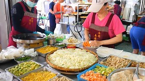 Unreal Taiwan STREET FOOD tour in Tainan | FRESHEST beef EVER | Tainan's most FAMOUS food