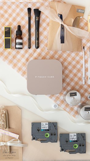 P-TOUCH CUBE(ブラザー公式|ピータッチキューブ) on Instagram: "ラベルライター【P-TOCH CUBE(#ピータッチキューブ )】 公式アカウントです。 ・ 今日は新製品のお知らせ📢です。 ピータッチPT-P300BTのカラーバリエーション 「PT-P300BTLT」(ラテカラー)が登場！ 発売は【2024年10月15日】です。 ・ 本日から少しずつ、 全国の家電量販店にも実機が並び始めます。 (取り扱いのない店舗もございます) 各種ECサイトにも掲載が始まりますので、 ぜひご覧ください。 ・ このラテカラーに合わせて、 ピータッチキューブ専用アプリ内の新機能 「Label Place」には 手書き風のスタンプが大量追加されました！ また、別の投稿ではプレゼントキャンペーンも実施いたしますので、 合わせてぜひ！ご確認ください^_^ ・ ・ ・ ・ ・ ・ #ピータッチ #ピータッチする #ラベルライター #整理整頓 #整理収納 #丁寧な暮らし #推し活 #ラベルプリンター #整理収納アドバイザー #ラべリンクアイディア #お名前付け #カラーボックス #ラ