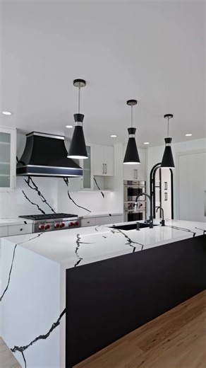 MSI Surfaces on Instagram: "Bold contrast. Modern luxury. This custom home features Calacatta Lumanyx—a standout in our Q Quartz Collection. With dramatic black veining and our exclusive Lumaluxe™ technology, this surface doesn’t just catch the light—it commands attention. Credit: @pacificstonesocal @foxandbrand"