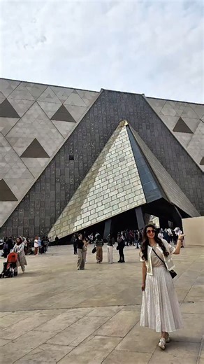 Rasha Al-Naqeeb | Architecture & Interior Design on Instagram‎: "المتحف المصري الكبير بمساحه 4900 متر مربع وطول تقريبا بين ٢٠ إلى ٢٣ سنه بين وقت بناء وتحضيرات ✨️يضم أكثر من 100,000 قطعة أثرية، أبرزها المجموعة الكاملة لكنوز الملك توت عنخ آمون التي تضم 5,000 قطعة، معروضة معًا لأول مرة. يتميز بـ 87 قطعة أثرية ضخمة، بارتفاع 6 أدوار، ويشكل نقطة جذب رئيسية. ✨️أكبر تمثال لرمسيس الثاني (أكثر من 80 طنًا) في بهو المدخل، بالإضافة إلى أكبر مسلة معلقة في العالم. ✨️يحتوي على أكبر مركز لترميم الآثار في الشرق ا