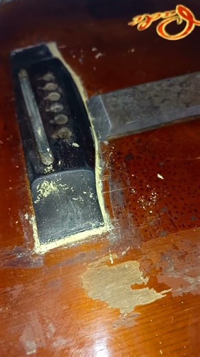 “Severe Damage! Repairing a Vintage Guitar’s Torn Veneer After the Owner Removed the Bridge