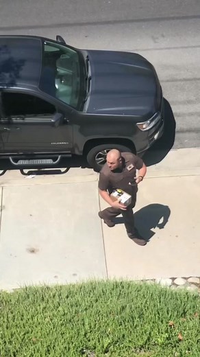 Confrontation with Trash Delivery Man Caught on Camera