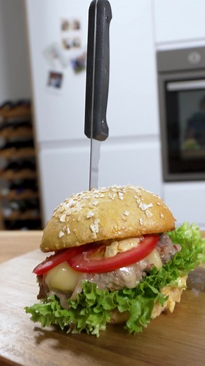 Le 21 juillet, c'est la journée mondiale de la malbouffe. Pour que vous puissiez vous faire plaisir avec des bons produits locaux sans culpabiliser, on vous propose une nouvelle recette de burger maison. Mais cette fois-ci avec un bon steak du boucher et une sauce burger bien d'chez nous avec des cornichons @hugoreitzelch! #recette #agriculture #suisse #local #burger #recettefacile #recetterapide #cheftok #viande #viandesuisse #huile