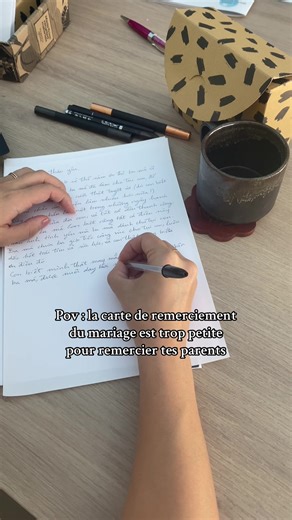 L’émotion d’écrire les cartes de remerciements de mariage, mais pour mes parents il n’y avait clairement pas assez de place. C’était si dur à écrire tant dans notre culture nous n’exprimons jamais verbalement nos sentiments, et encore plus puisque la barrière de la langue nous séparent. Evidemment nous parlons ensemble au quotidien, mais eux comme moi, n’avons pas le vocabulaire nécessaire pour exprimer nos sentiments dans la langue de l’autre. 🫶 #wedding #mariage #lettresmariage #carteremercie