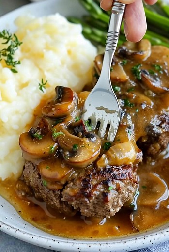 Slow Cooker Salisbury Steak with Mushroom Gravy This Slow Cooker Salisbury Steak with Mushroom Gravy is pure comfort food at its finest. It fills your kitchen with the most amazing aroma and delivers melt-in-your-mouth beef patties smothered in a rich, savory gravy. Perfect for those days when you want a hearty, home-cooked meal waiting for you after a long day — it’s cozy, flavorful, and effortless. Ingredients For the Patties: 500 g beef mince (not too lean!) 1 large egg 60 ml finely diced oni