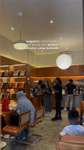 Romi Angger Hidayat on Instagram: "1. Survival Stage Fokus utama: bertahan hidup & validasi pasar. Owner jadi produksi, admin, marketing, customer service, kurir kalau perlu Ciri-cirinya: - Cashflow masih naik turun - Belum ada SOP jelas - Semua keputusan di tangan owner - Waktu kerja panjang, tapi margin belum tentu besar Di fase ini, wajar kalau capek. Karena memang ini fase membangun pondasi. ⚠️Tantangan terbesar: Owner merasa semua harus dia pegang supaya aman. 2️⃣ Stabil Stage Fokus utama: