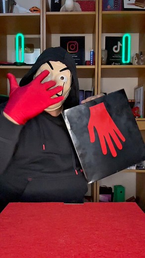 723K views · 2.8K reactions | Gloves change color 彩 MAGIC TRICK #magic #magician #trend #neiperte #tricks #trending #perte #foryou #magictricks #magia | The Mask Magic Tricks Revealed | Facebook