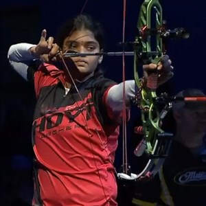 Confidence! Jyothi goes for broke in arena matchplay at the Lancaster Archery Supply Classic – the first major in-person event to use the little white 12-ring. 😬😬 | World Archery