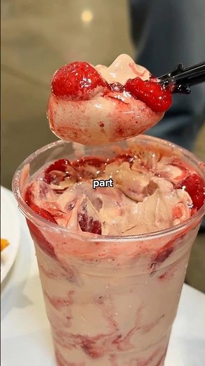 Trying Costco’s NEW Strawberry Sundae w/Chocolate Ice Cream 🍫🍓 #costco #foodreview #tastetest