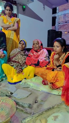 दोनों बहने गीत गा रहे हैं