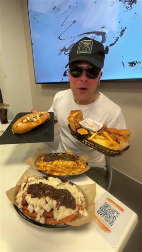 Se hacen buenas burgers en los pueblos de Granada? En este caso nosotros tenemos claro la respuesta: un si rotundo. Aquí combinan medallón y smash y todo es casero (excepto patatas y boniato, pero de máxima calidad), siendo muy generosos con los ingredientes El brioche de carrillera es obligatorio y el chicken combo sorprende por lo jugoso y el rebozado perfecto, pero las burgers son el plato fuerte con pan de @mrbrioche y carnes top (smash crujiente y jugoso y medallón de vaca rubia gallega al 