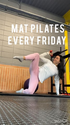 Estefany - Pole Fitness 🌟 on Instagram: "Now vemos todos los viernes en nuestro gimnasio a las 12pm 🤸💪🧘🏻‍♀️ 2 sets ⬇️⬇️ 1. Side plank Start + side cruch con mancuerna 8c/l 2. Clamshell with Arm Extension con mancuerna y liga 10 c/l 3. Glute Kickback with Reach Con medicine ball 8 c/l 4. Lunge to Warrior III Variation con medicine ball 8 c/l 5. Mountain Climber to Downward Dog Split 8 c/l"
