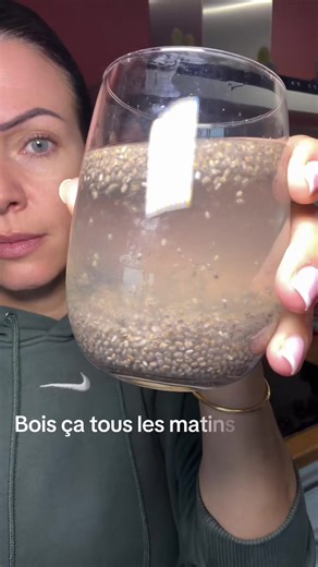 Cette boisson naturelle du matin, à boire à jeun, aide à réveiller la digestion, hydrater le corps et relancer le transit. Un simple verre d’eau tiède jus d’un demi-citron une cuillère à soupe de graines de chia, et ton système digestif se remet doucement en route après la nuit. Les graines de chia sont très riches en fibres et forment un gel naturel dans l’eau. Cela favorise la satiété, limite les fringales et aide à mieux contrôler l’appétit dans la journée. Le citron stimule la digestion et a