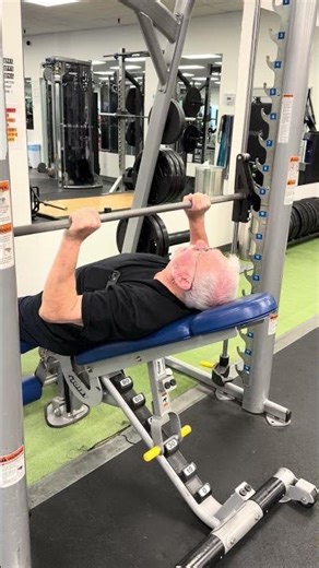Smith machine incline bench press
