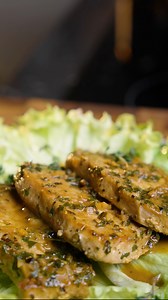 EN. Pork Tenderloin in Apple Cider Sauce – rich, balanced flavors made at home 🍏🔥 I seared the pork tenderloin in high-quality olive oil with a touch of butter to create a beautiful caramelized crust while keeping the meat juicy inside. Once nicely browned, I removed it from the pan and let it rest. In the same pan, I gently sautéed finely chopped garlic to release its aroma. I added a few tablespoons of Andrea Milano apple cider vinegar, let it reduce slightly, then poured in a glass of good 