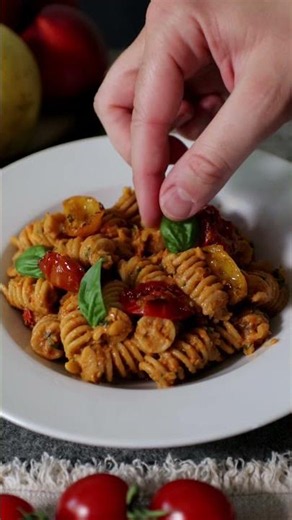 Eliche con crema di pomodorini arrosto e Raspadura Bella Lodi