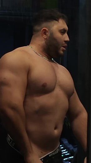 beefymuscle.com👍 So strong! beefymuscle.com admires beefy massive bulky #muscle #musclehunk #musclebear #bodybuilder #powerlifter lifter beefymuscle musclechub pecs biceps workout fitness gym bodybuilding motivation 肉壮 肌肉 壮熊 健身