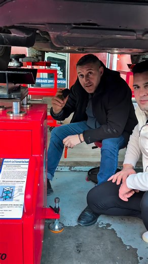 🚗 A venit tocmai din Oradea pentru un… scârțâit! George a fost în zeci de service-uri. 🔧 A schimbat telescoape, brate… dar zgomotul tot nu dispărea. 🛣 Până a dat de noi. Ne-a văzut online și a venit direct la Tedde Auto, din Oradea până la Timișoara! 👨‍🔧 Am pus mașina pe simulatoare și în câteva minute am descoperit problema: ➡️ Bucșa nu fusese montată corect, iar zgomotul îl urmărea de luni întregi. 🔩 Am desfăcut surubul, am repoziționat bucșa și problema a fost rezolvată! 📍 La Tedde Aut