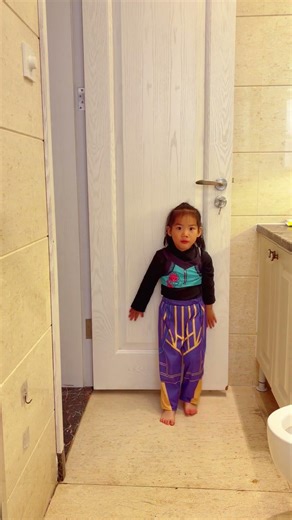 zoey escaping from crazy zombie