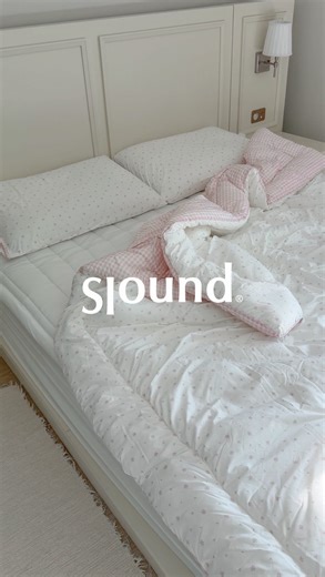 단아홈 | 집꾸미기 • 육아 on Instagram: "#광고 매일 먹는 유산균? 아니. 이제는 이불로 덮는 유산균! 비염에 좋다는 유산균, 아침마다 챙겨먹고 있는데요 이불에서는 알러지 물질을 96.6% 분해해 비염 걱정 싹 ~ 없애주는 슬라운드 사계절 알러메디로 골랐어요 이불 위에서 뒹굴거려도 먼지 날림 걱정없이 사용해요 돌돌이로 간편하게 관리하고 외부 알러지 반응을 차단해 이불까지 유산균이 더해지니까 자는내내 코가 편안하더라구요 비염인의 아침이 달리지는 경험, 사계절 알러메디와 함께 해요 ⠀ / @slound.official ⠀ ———————————————————————— #슬라운드 #알러메디 #사계절이불 #알러지케어이불"
