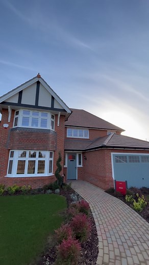 West Sussex Lifestyle on Instagram: "The Henley by Redrow Homes for #ShowHomeSunday 🏡 Located on the new Vale Croft Woods development in Farnborough, this is a beautiful place to call home. For more details please see the link in our bio. The Henley is a four bedroom detached home with large kitchen/dining/family room with separate lounge, utility room and integral double garage. This home also features underfloor heating to the ground floor and air source heat pump. #redrowhomes #redrow