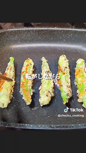 衣が絶品！焼きオクラの作り方 【材料】 オクラ 1P 片栗粉 大さじ1/2 小麦粉 大さじ1/2 塩こんぶ ひとつまみ 煎り胡麻 大さじ1/2 塩コショウ ひとつまみ マヨネーズ 大さじ1〜2 【作り方】 ①オクラはネットの上から塩ひとつまみ（分量外）を振り掛け、30回ほどネットごと優しく擦り合わせたら、流水で優しく揉み洗いする。 ②オクラの固いガクの所を剥きとる。 ③ボウルに、オクラと小麦粉・片栗粉を入れ 混ぜ合わせ粉をまぶす。 ④次に、塩こんぶ・煎り胡麻・マヨネーズを加え混ぜ合わせ粘り気のある衣をオクラにまとわせる。 ⑤フライパンを中火で温め、オクラを並べて入れ 表面を全体的にカリッと香ばしく焼き上げて火を通す はい！できあがり〜 #オクラ #料理 #レシピ #tiktokレシピ #TikTok料理