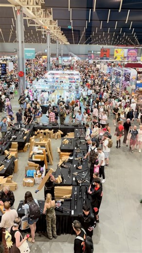 Ready to shop ‘til you drop at HDCC Winter 2025? 🎉🛍️ Explore the Dealer Hall, packed with collectibles, merch, figures, comics, games, and everything your fandom-loving heart desires. From rare finds to the latest must-haves, it’s all here! 💥 And don’t miss the Artist Alley in hal 9, where talented artists bring your favorite characters to life with unique prints, sketches, and handmade creations. The perfect place to grab one-of-a-kind treasures and meet the creators behind the art. 🎨✍️ 📅 