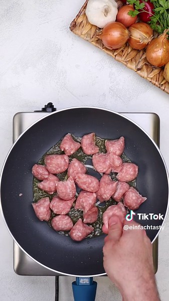 Bratwurst-Bällchen mit Zwiebel-Paprika-Sauce und Kartoffelpüree - EinfachTasty Rezept