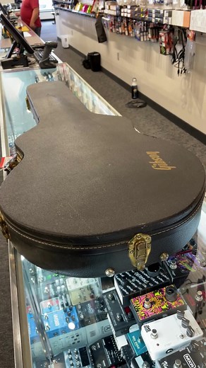 Vintage Epiphone Riviera MIJ '83 Electric Guitar🎸 Born as Gibson's stylish answer to the iconic ES-335, this mini-'bucker-loaded thinline guitar stole hearts since its debut in 1962. Crafted with precision and passion, it embodies a legacy of craftsmanship and innovation that continues to resonate with musicians worldwide!🌟🎶 Step back in time to the swinging '60s when the Riviera emerged onto the scene, boasting a sleek design and a sound that defined an era. With its solid maple center block