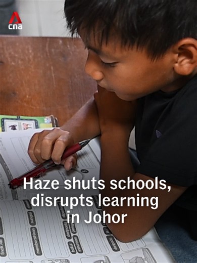 Schools across Johor have been shut due to worsening haze, with students switching to home-based learning. But for some families, the transition has been far from smooth. Poor internet connections, limited devices and concerns over upcoming examinations are making it difficult for students to keep up with lessons. #haze #johor #malaysia(Video: CNA/Zamzahuri Abas, Amir Yusof)